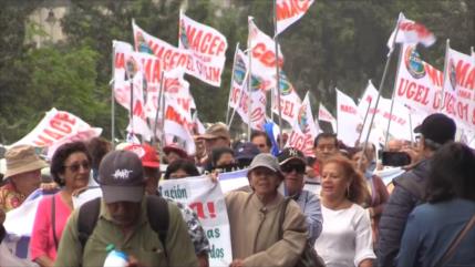 Profesores jubilados de Perú exigen pensiones acordes a su labor