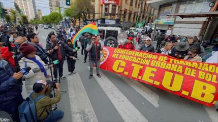 Maestros se movilizan contra medidas económicas de Paz Pereira