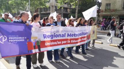 Chilenos protestan contra los recortes en derechos sociales