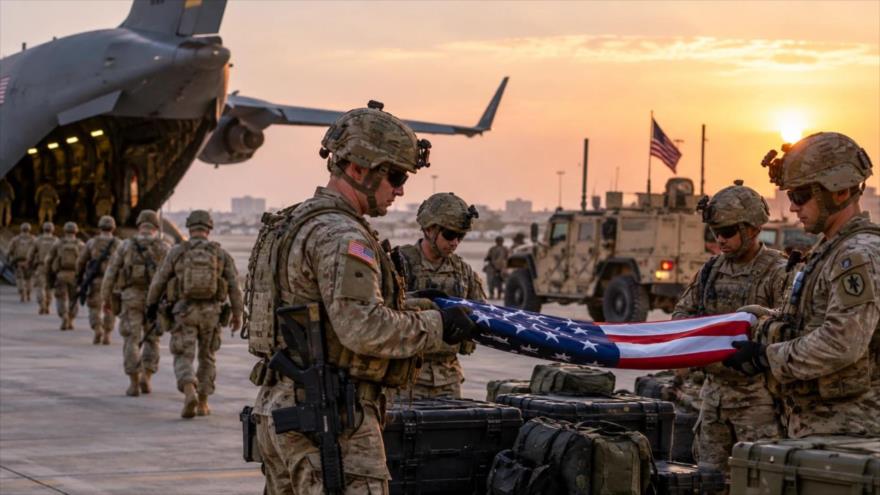 Un convoy militar estadounidense que transporta equipo y personal sale de una base aérea militar cerca del Aeropuerto Internacional de Bagdad, capital de Irak.