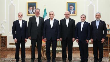 Presidente de Irán presenta a nuevos embajadores en cinco países