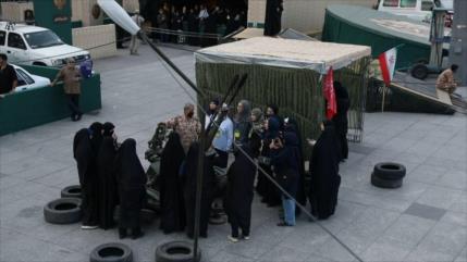 Mujeres iraníes se entrenan para reforzar defensa y respuesta ante amenazas