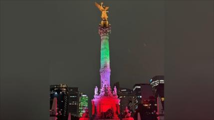 México rinde homenaje a Teherán con colores de la bandera de Irán