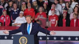 Trump enfrenta demanda por usar fondos públicos para autopromoción