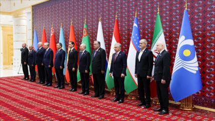 Fracasa intento de aislar a Irán: Pezeshkian asiste a cumbres de CEI y Caspio