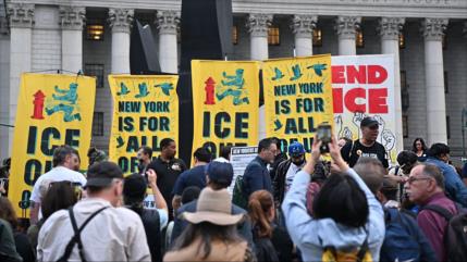Estadounidenses protestan en NY tras disparo del ICE a un dominicano