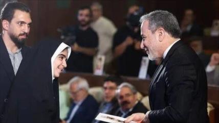 Canciller de Irán: Estudiante pide no olvidar a víctimas de Minab