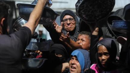 Madres gazatíes hacen fila para conseguir comida en plena crisis alimentaria