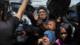 Madres gazatíes hacen fila para conseguir comida en plena crisis alimentaria