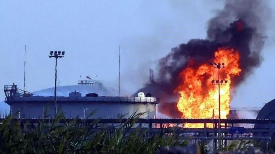 La instalación petrolera saudí de Aramco, en Yeda, tras un ataque yemení. (Foto: AFP)