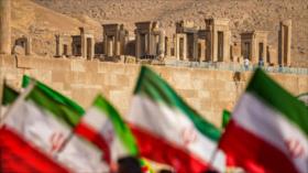 Iraníes se congregan en Persépolis en defensa de su civilización