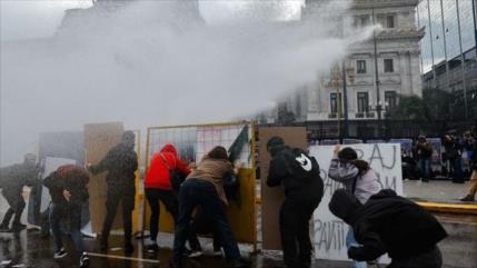 Policía argentina reprime protesta contra recortes de Milei a universidades