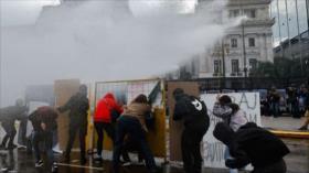 Policía argentina reprime protesta contra recortes de Milei a universidades