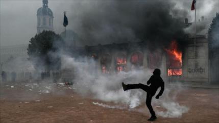 Analistas: Macron ignora al pueblo francés y agrava la crisis social
