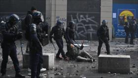 Irán critica doble rasero de Macron cuando crisis llama a su propia puerta