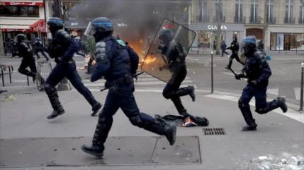 Más de 2000 detenidos en Francia; piden a Macron que dimita 