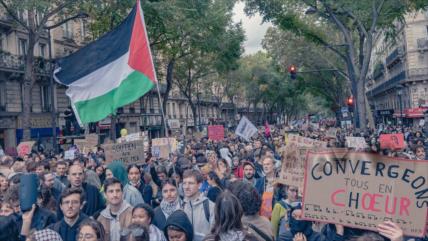 Bandera palestina luce en protestas de jóvenes en Francia