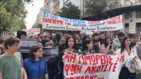 Estudiantes y docentes griegos salen a calles contra crisis educativa