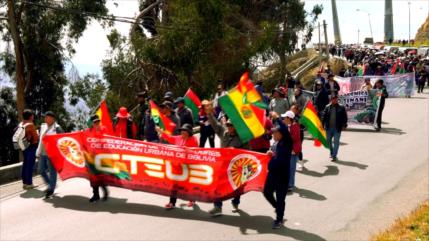 Maestros bolivianos paran y marchan contra políticas de Paz Pereira
