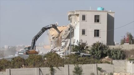 Demoliciones y asedio israelí obligan a familias palestinas a desplazarse