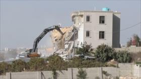 Demoliciones y asedio israelí obligan a familias palestinas a desplazarse